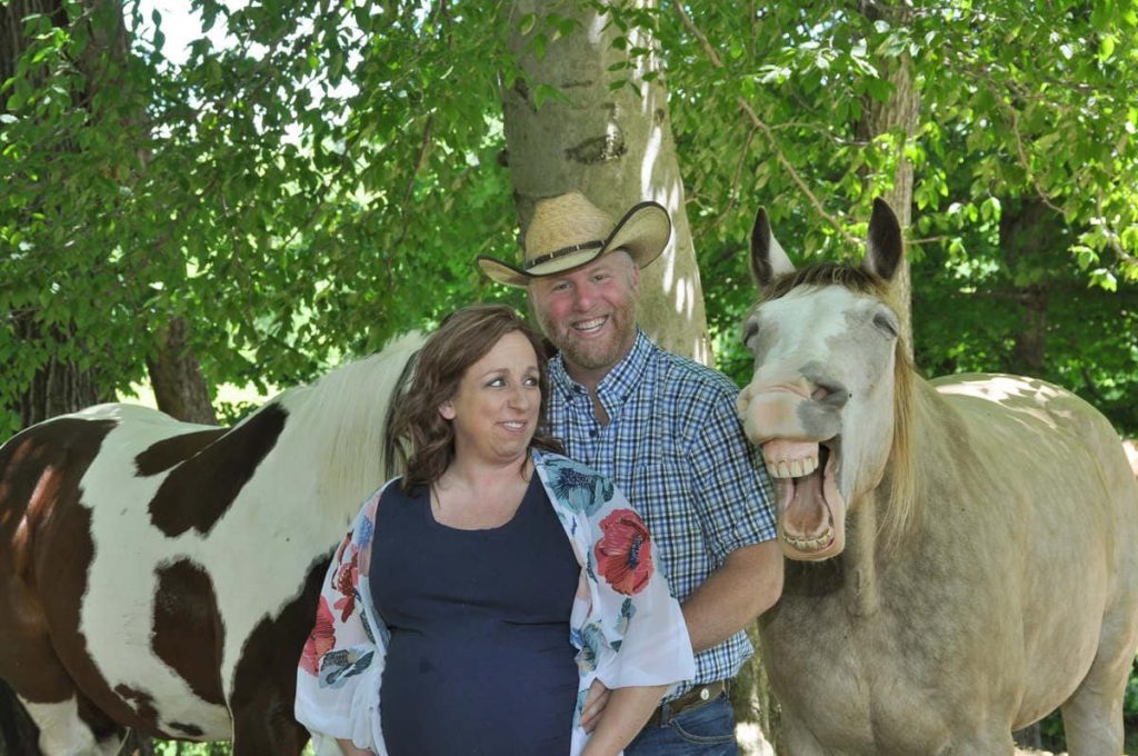 Пара из США хотела просто беременную фотосессию с лошадьми, а вышла комедия 