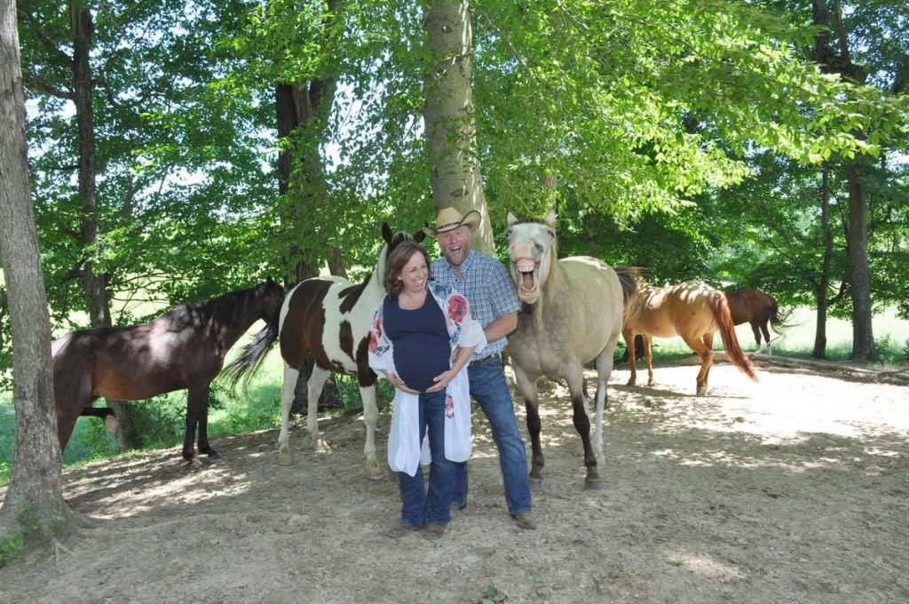 Пара из США хотела просто беременную фотосессию с лошадьми, а вышла комедия 