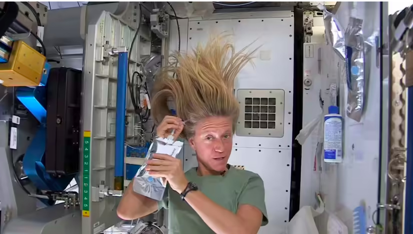 Видео: Как астронавты принимают душ в космосе?
