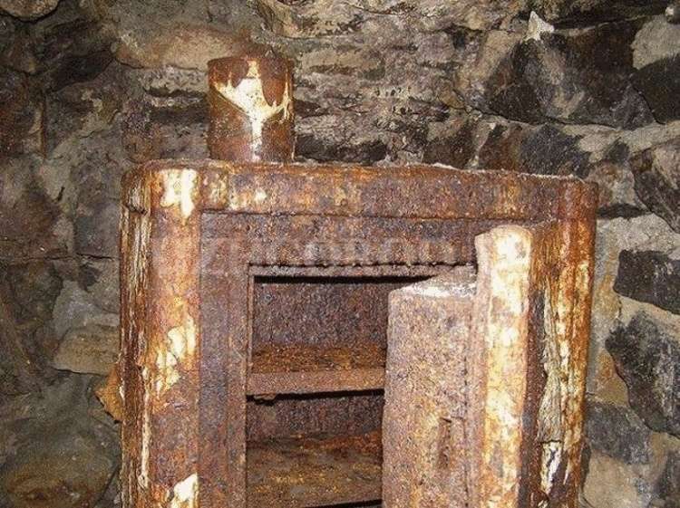 Жители Ужгорода обнаружили у себя на кухне странное подземелье