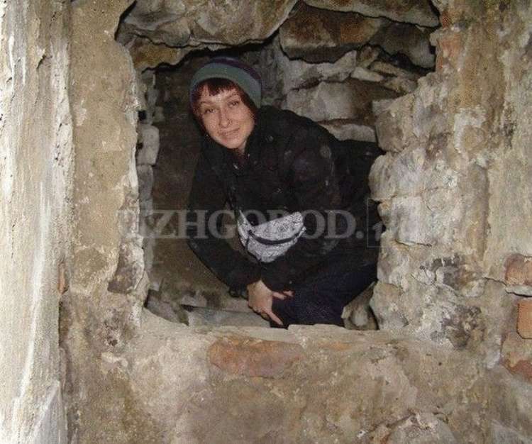 Жители Ужгорода обнаружили у себя на кухне странное подземелье