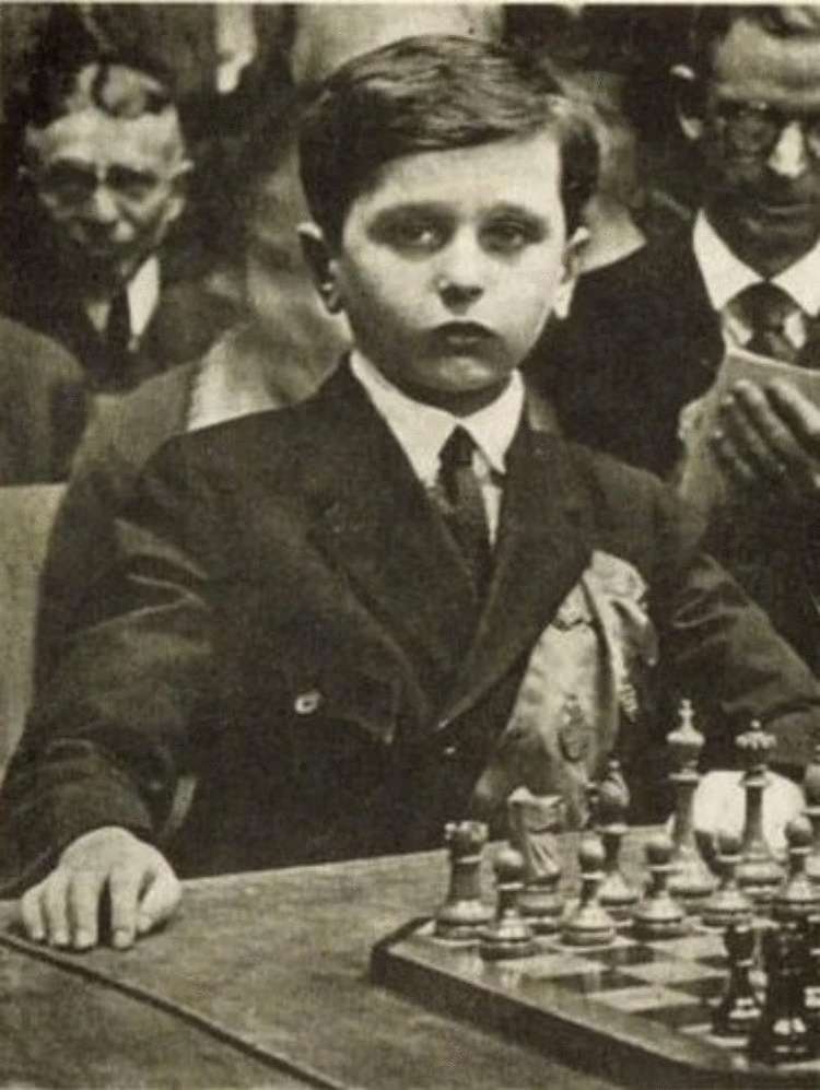 8-ми летний мальчик за 8 часов обыграл в шахматы 12 взрослых мужчин