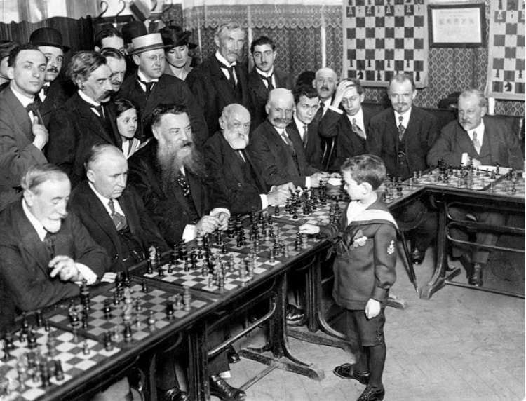 8-ми летний мальчик за 8 часов обыграл в шахматы 12 взрослых мужчин