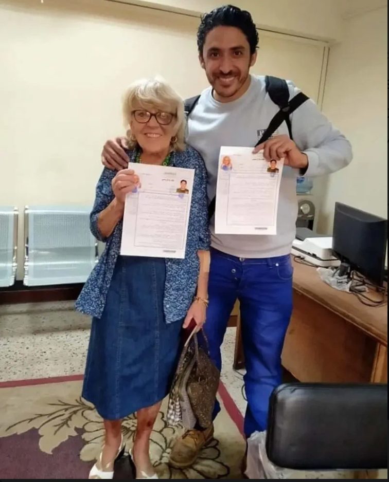 Айрис познакомилась с египтянином Мохамедом в интернете в 2019 году, а уже через год они решили пожениться (несмотря на разницу в возрасте в 46 лет)