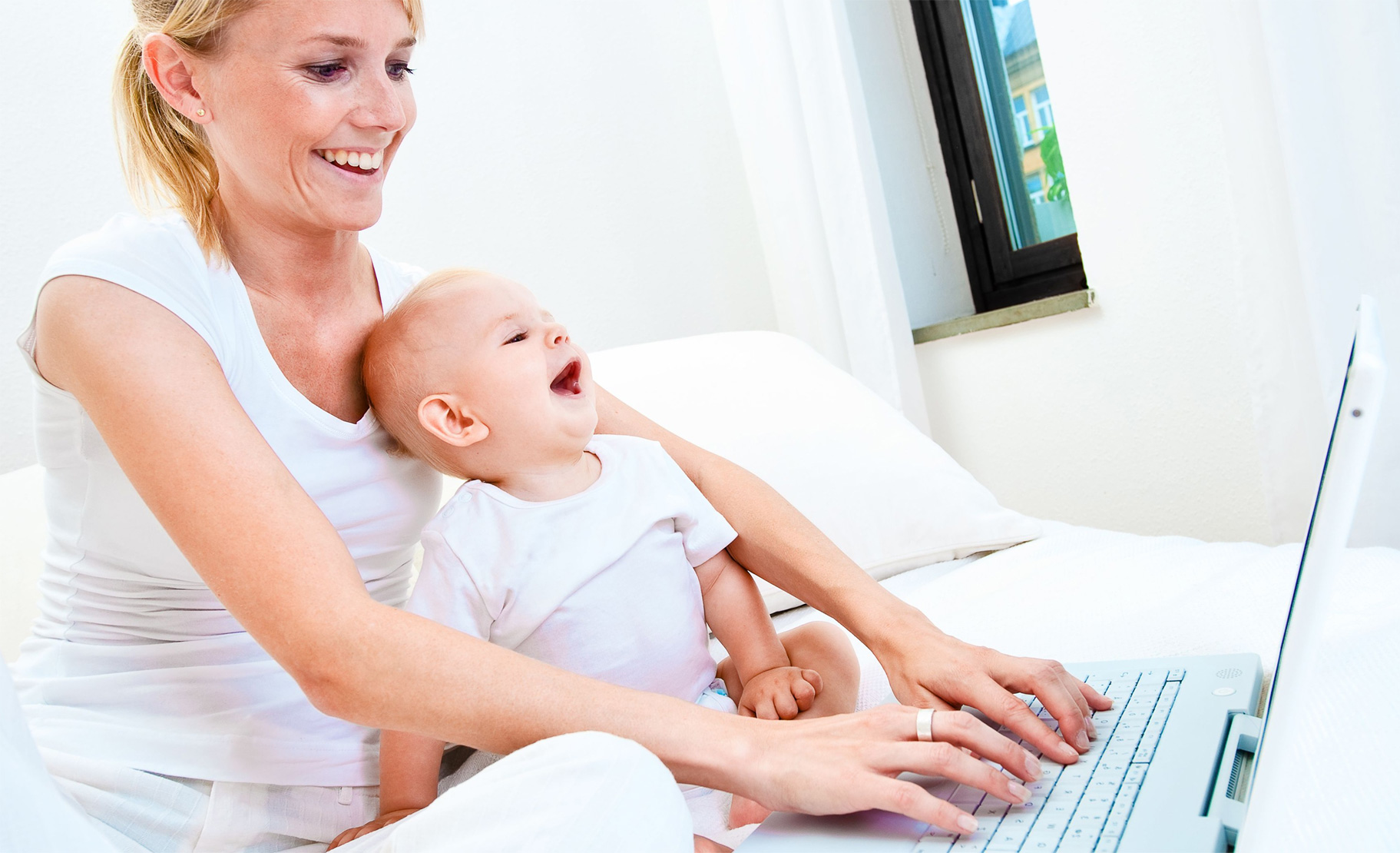 Обучение мамочкам в декрете. Мама в декретном отпуске. Мама с ребенком за компьютером. Женщина с ребенком и ноутбуком.