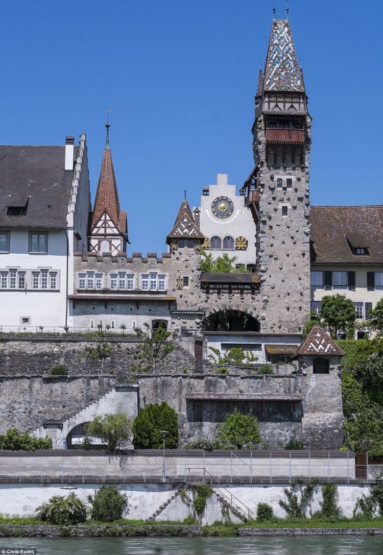 Богачи швейцарской коммуны предпочли заплатить огромный штраф, но не пустить к себе мигрантов