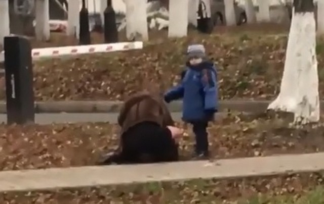 Во Владимире пьяная мать с ребенком возмутила жителей