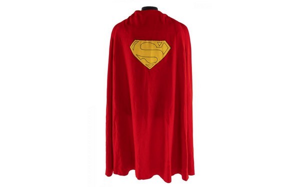 Плащ Супермена был продан с аукциона за 193.750$ (2 фото)