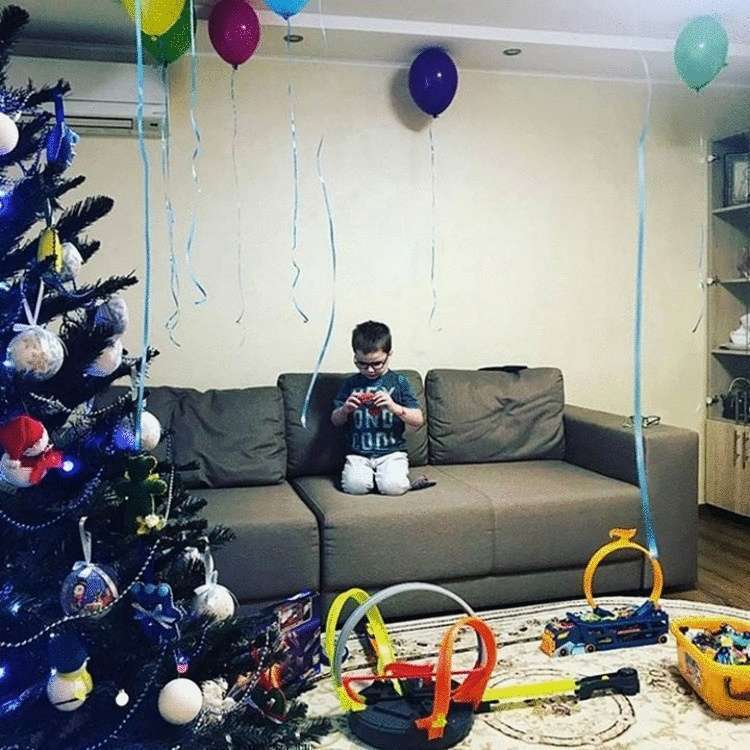 4-летний малыш шил сам новогодние игрушки, чтобы собрать средства на свое лечение
