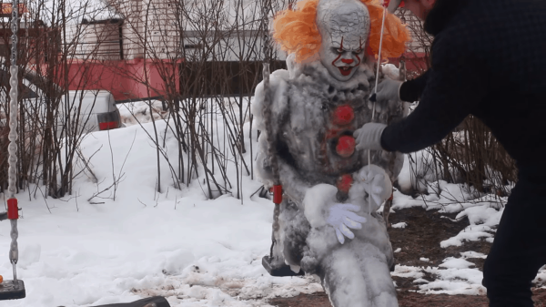 Художник из Сарова слепил снеговика во дворе, от которого можно перепугаться до полусмерти