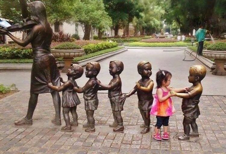 15 милых фото, доказывающих, что дети умеют фотографироваться с памятниками лучше вас