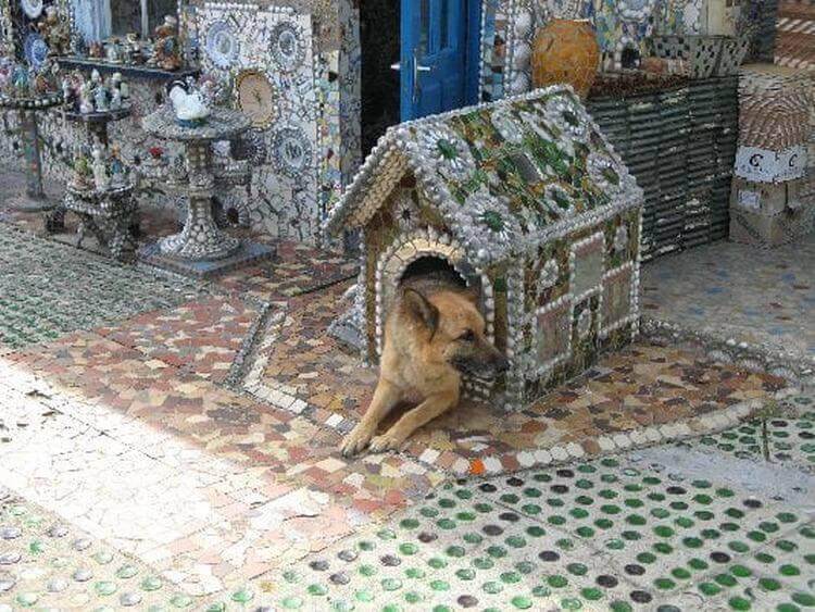 Дом Разбитой Посуды! Все сделано из осколков – даже будка для собаки!