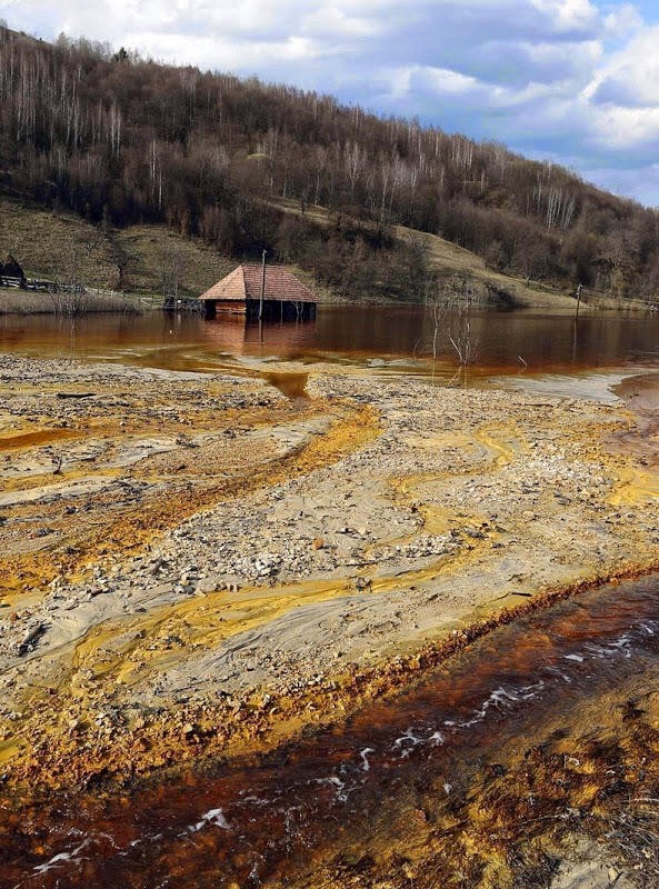 Токсичное озеро, образовавшееся на месте румынской деревни (10 фото)