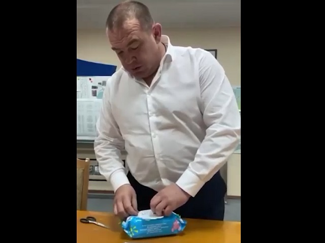 Мэр Невинномысска Михаил Миненков показал, как быстро соорудить маску из салфеток