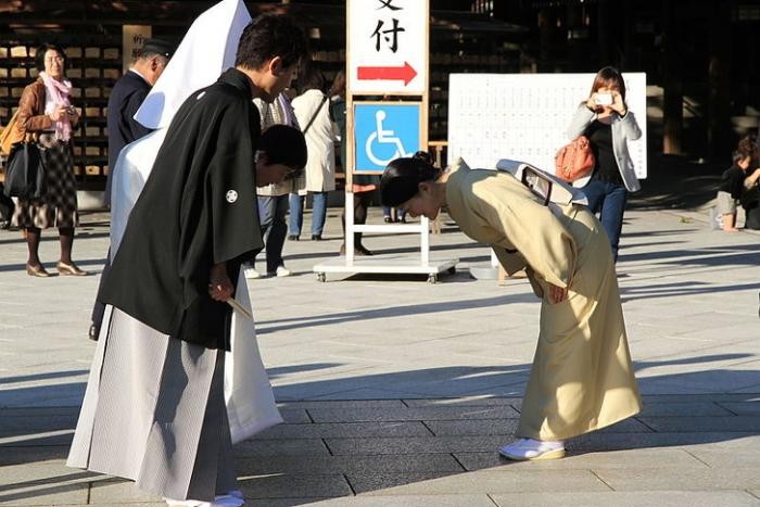 Не понятные для нас японские традиции (9 фото)