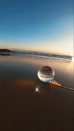 Стеклянный шар на воде