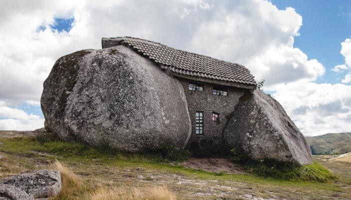 Самые необычные постройки из камня (13 фото)