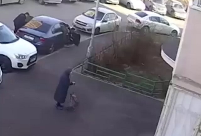 В Казани средь бела дня ограбили пенсионерку