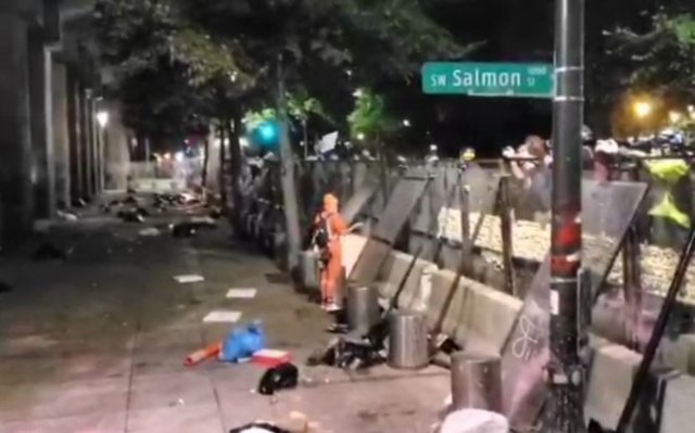 Полицейские в Портленде расстреляли перцовыми шарами протестующего, перелезшего через забор