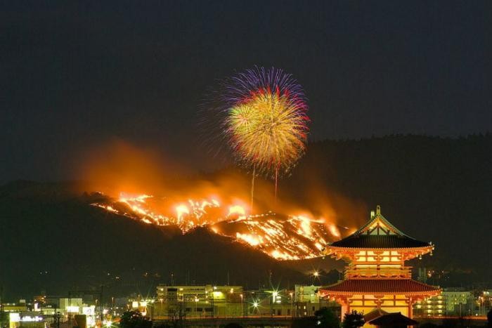 Зачем японцы каждый год поджигают гору (8 фото)