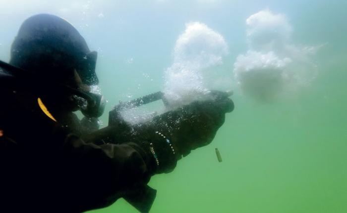 Автомат-амфибия, который умеет стрелять под водой (5 фото)