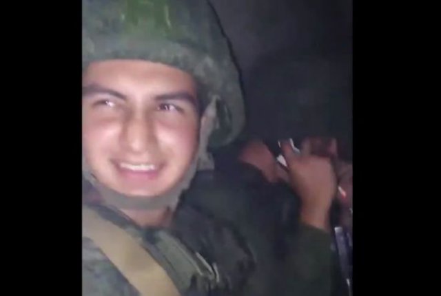 "Братик, готов?" - "Да!": Белорусские военные снимают видео о том, что им выдают боевые патроны