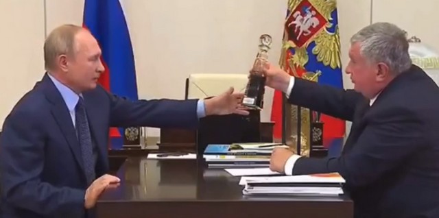 Игорь Сечин подарил Владимиру Путину бутылку