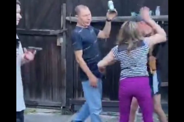 "Паху не трогай!": Женщина бросилась защищать парня, который подставил голову под выстрел