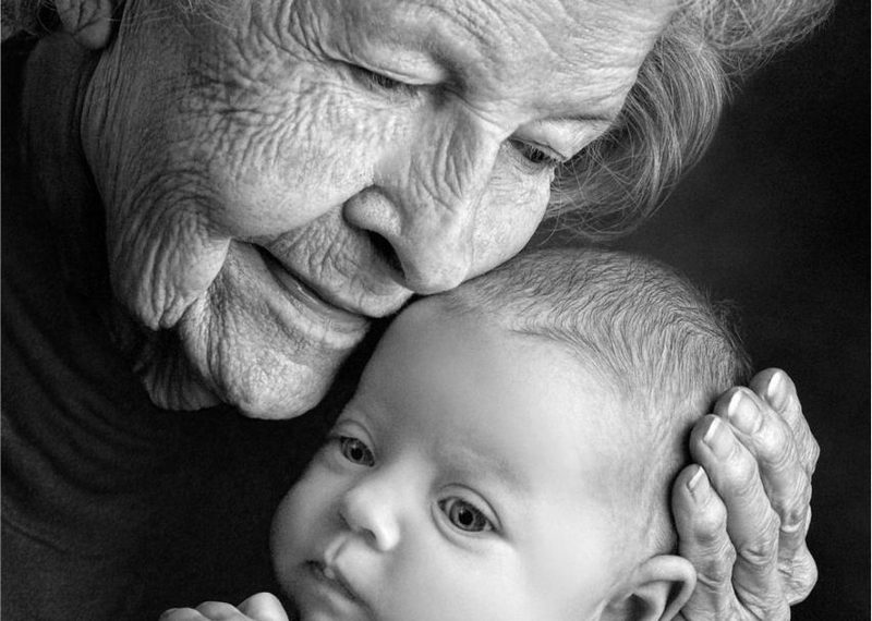 Старая мама и сынок. Старик и младенец. Старики и дети. Старые родители. Бабушка обнимает внучку.