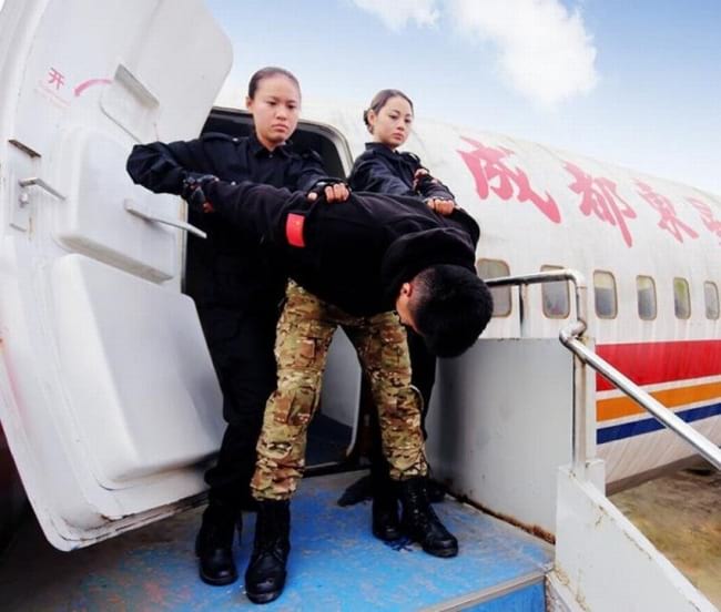 Китайской стюардессой сможет стать не каждый спецназовец