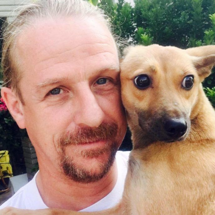 Мужчина, спас раненую собаку, рискуя своей жизнью