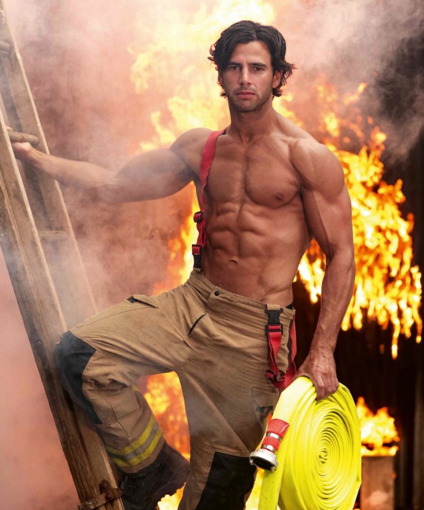 Самый горячий календарь на 2024 год: австралийские пожарные на каждый месяц
