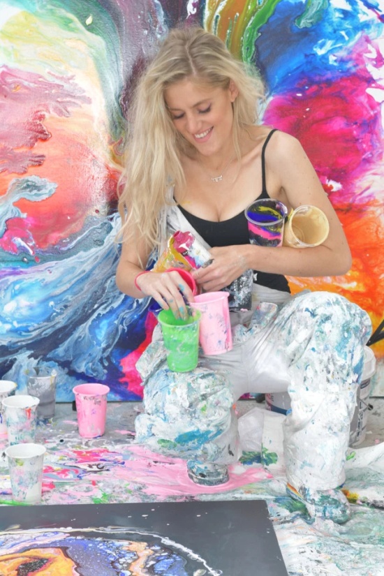 Уличная художница Софи Фи, запустившая тренд "GlitterBoobs", заработала больше миллиона фунтов за год (