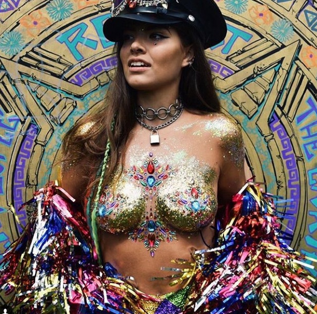 Уличная художница Софи Фи, запустившая тренд "GlitterBoobs", заработала больше миллиона фунтов за год (
